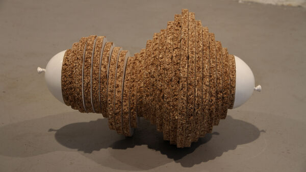 Cat Fenwick / Absent-minded, bois, porcelaine, émail, 60 x 40 x 40 cm © Cat Fenwick