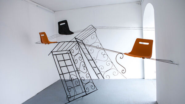 Catherine Melin / « Nos relations spatiales » Vue partielle de l’installation, élastique, chaises et dessin mural, 2angles, Flers  2017 © Catherine Melin