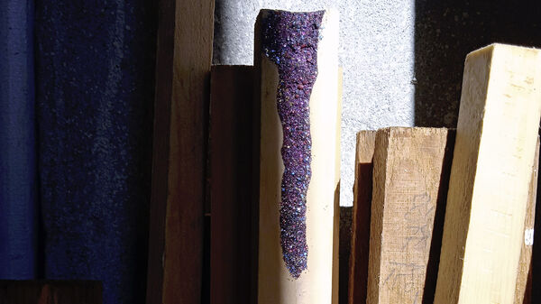 Fabrice Croux / Vue d'atelier, bois, paillettes, carbure de silicium, beau temps, 2021 © F. Croux