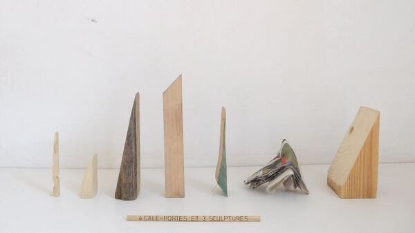 Léa Mayer / Quatre cale-portes et trois sculptures, 2017 © Léa Mayer
