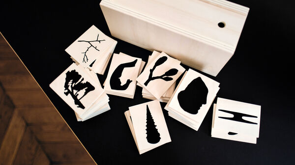 Studio Kiösk / Jeu de mémoire, jeu de 52 cartes, 6,5 x 9 cm, sérigraphie sur bois, juillet 2019 © Kiösk (Elsa Aupetit & Martin Plagnol)